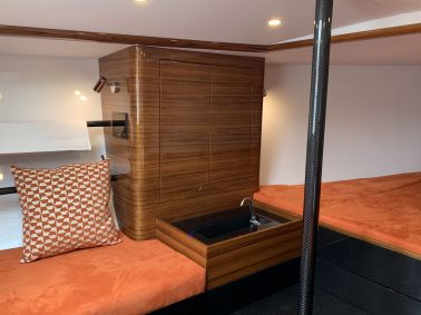 essence 33 interior 7c